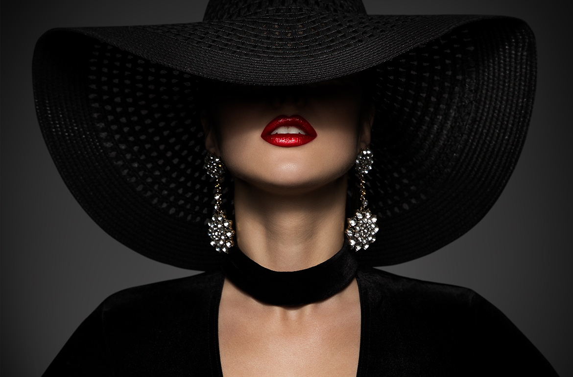 Weihnachtszeit Frau schwarz elegant mit Schmuck