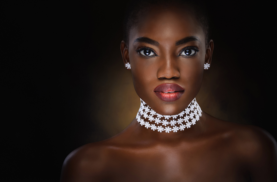 Weihnachtszeit Frau Afro mit Schmuck